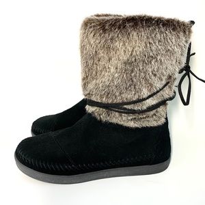 TOMS Nepal Moccasin Leather Faux Fur Boots Black 7